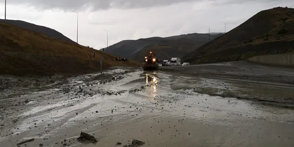 erzincan-sivas-kara-yolunda-heyelan-cift-yonlu-ulasima-kapandi-1660922779168.jpg Erzincan-Sivas kara yolunda heyelan: Çift yönlü ulaşıma kapandı - 4