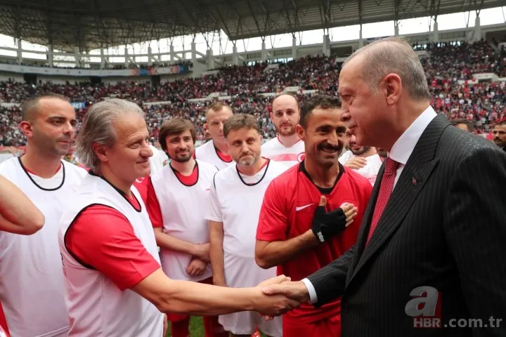 Başkan Erdoğan ünlüler karması maçını başlattı 13