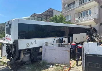 Kavşağa hızlı girdi apartmana daldı! Aydın'da kontrolden çıkan yolcu otobüsü dehşet saçtı