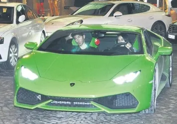 Asena Atalay Lamborghini'den indi, traktöre bindi