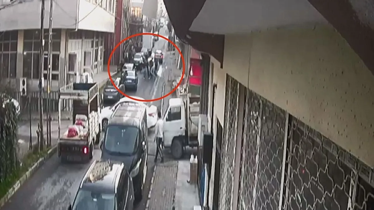 Sancaktepe'de silahlı çatışma anları kamerada! Yaralılar var