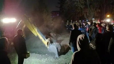 Baba ve oğlu kuyuya düştü