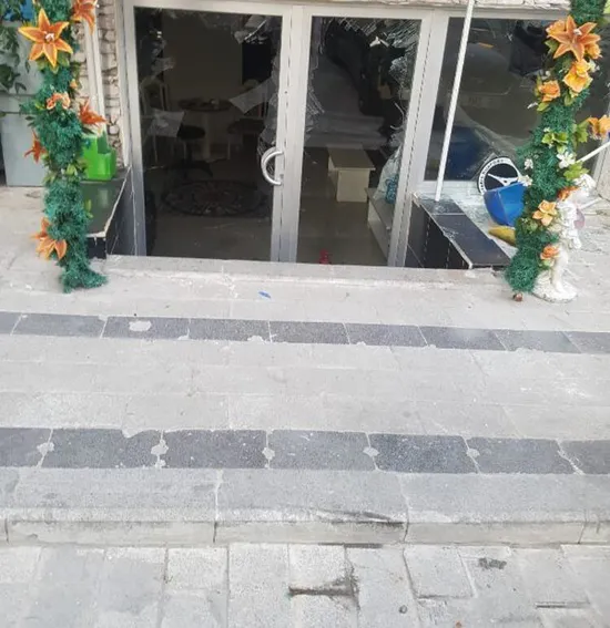 İstanbul’da kavgalı olduğu kişinin otomobilini böyle parçaladılar! O anlar kamerada - 1