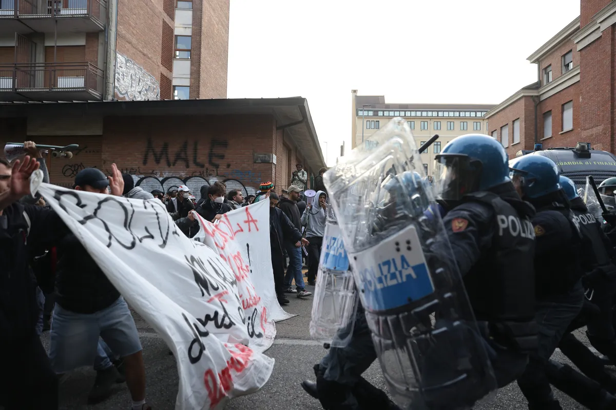 avrupada-yasanan-protesto-dalgasi-sokaklari-karistirdi-1792869605912.jpg Paris’ten Roma’ya büyük kaos! A Haber Avrupa'daki protestoların kalbinde - 4