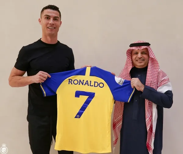cristiano-ronaldo-yeni-takimiyla-imzaladi-2-yillik-imza-karsiligi-dudak-ucuklatan-rakam-1672435281927.jpg Cristiano Ronaldo yeni takımıyla imzaladı! 2,5 yıllık imza karşılığı dudak uçuklatan rakam - 6