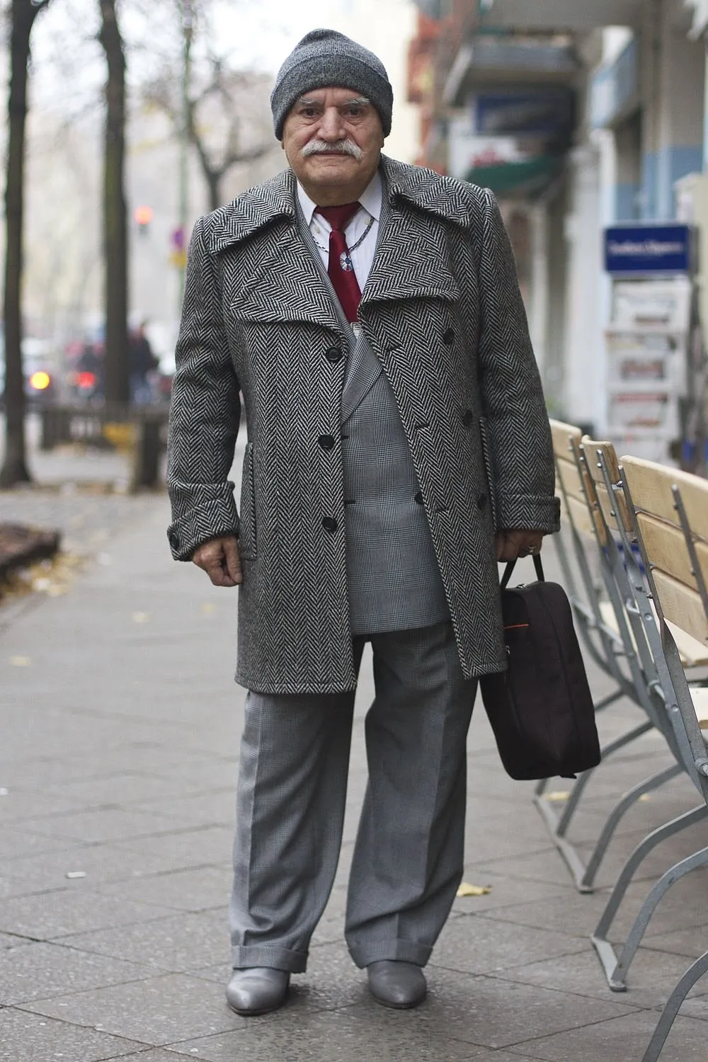 Пожилой мужчина москва. Старик в пальто. Одежда для пожилых мужчин. Стильный дедушка. Стильные пожилые мужчины.