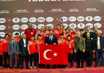 Bakan Bak, milli güreşçileri tebrik etti