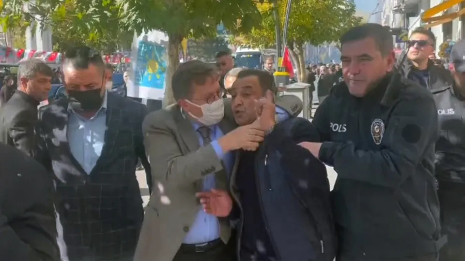 Şehidin annesinden küfürbaz Lütfü Türkkan'a anlamlı yanıt: Hangisi yalan bu mezar mı ölen oğlum mu?
