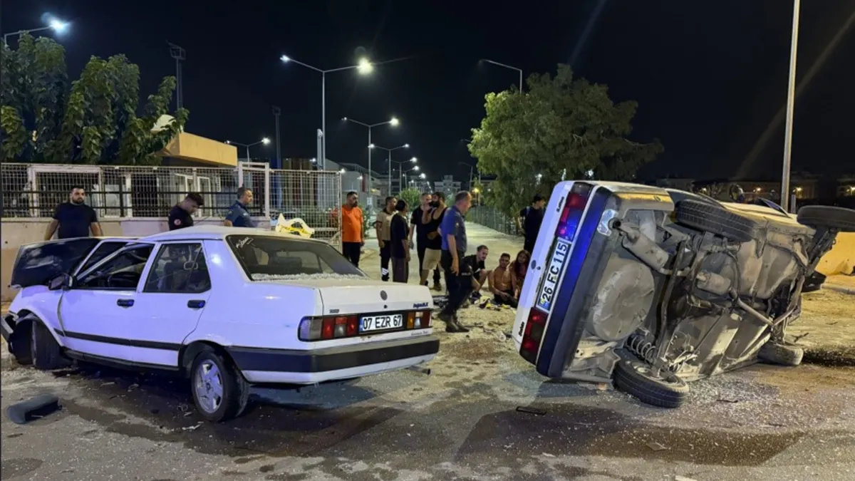 Antalya'da iki otomobilin karıştığı kazada 4 kişi yaralandı