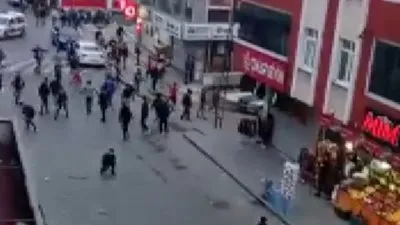 İstanbul Esenyurt’ta meydan savaşı gibi kavga! Sopa-satır-taş...
