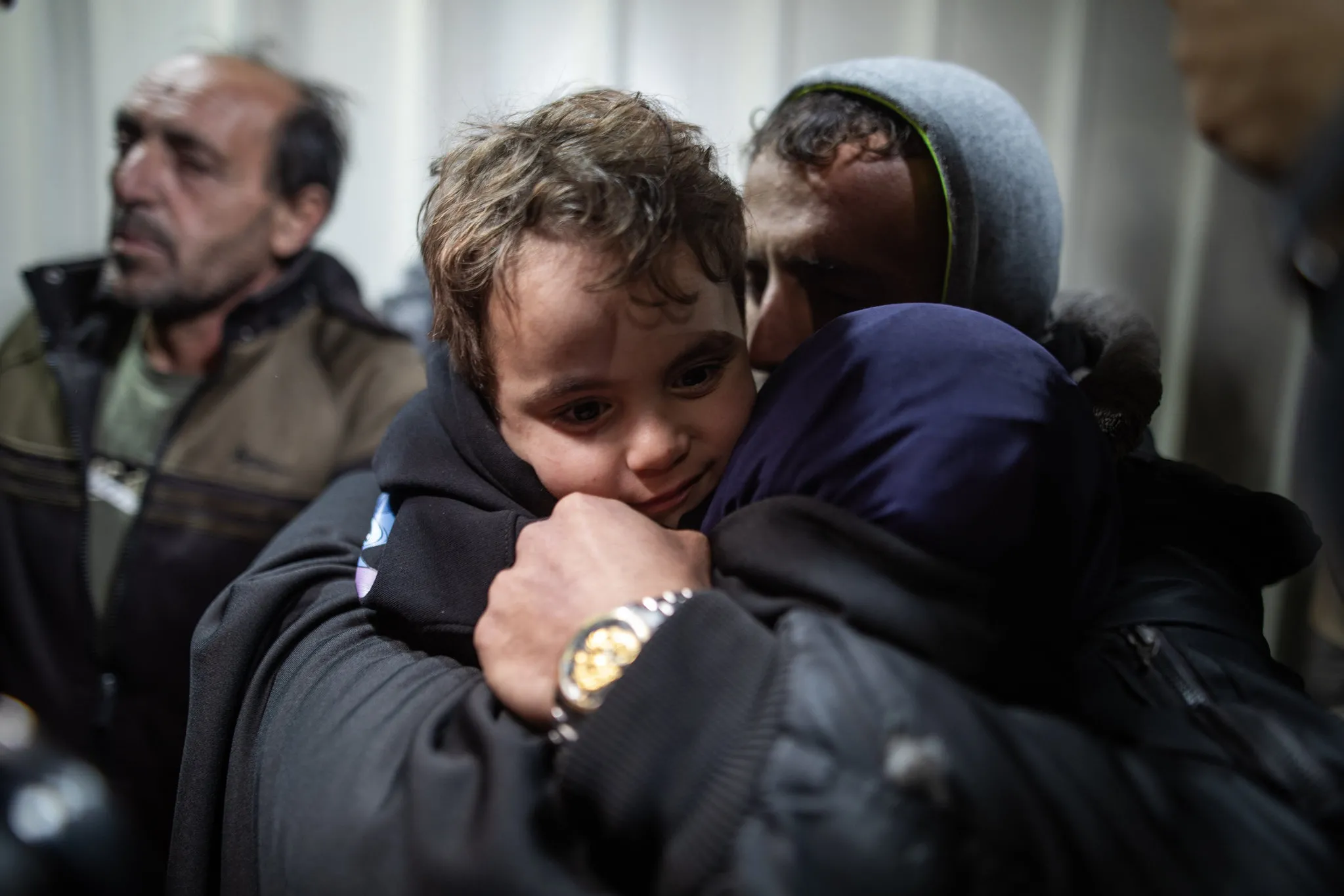 Sınır kapısı açıldı: Refah'tan Gazze'ye dönüş! 12 Filistinli ailesine kavuştu