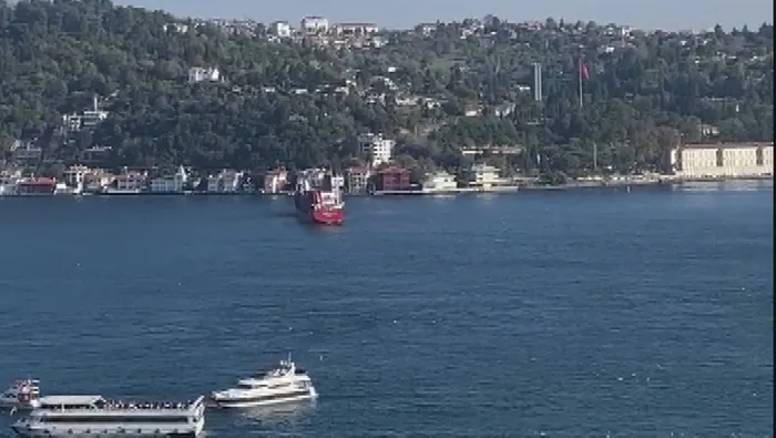 Son dakika: İstanbul’da faciadan dönüldü! Dev gemi sürüklendi, kıyıya metreler kala durabildi