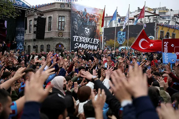 1651429357730.jpg Trabzonspor Başkanı Ahmet Ağaoğlu: Kutlamalarda silaha değil birbirine sarılan herkese teşekkür ederim - 3