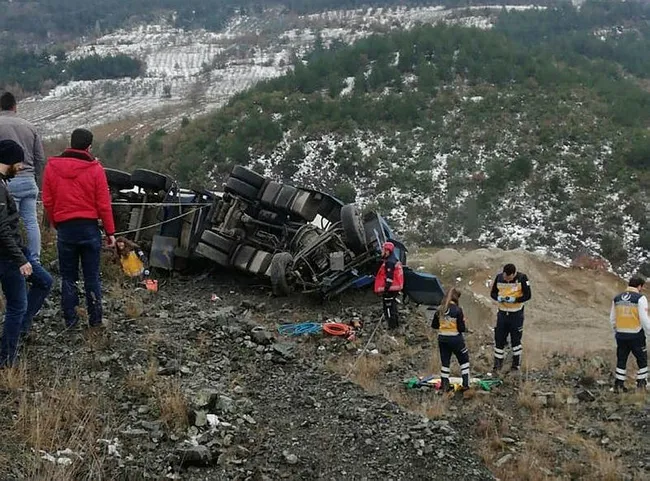 Sakarya'da şarampole devrilen TIR'ın sürücüsü öldü - 1