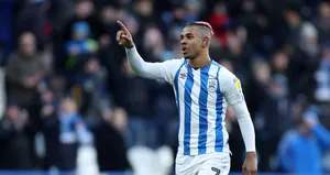 Kanarya gözünü genç oyuncuya dikti!