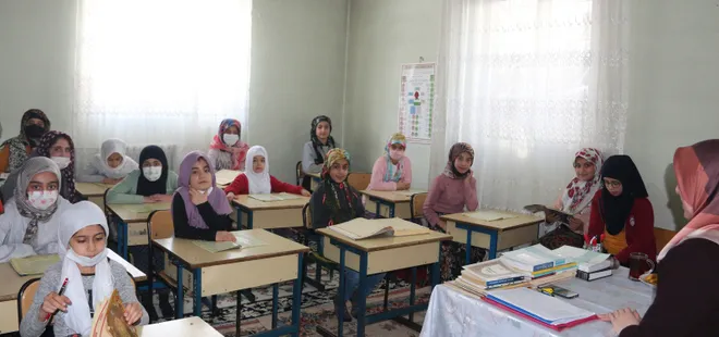 Minikler Kur’an kurslarını doldurdu! Hem eğleniyor hem öğreniyor