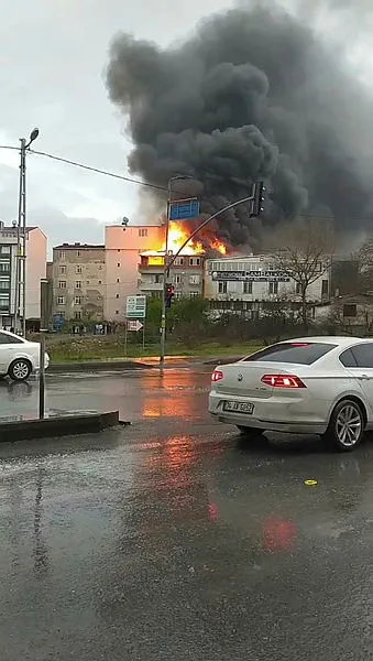 Avcılar'da 3 katlı apartmanda yangın - 1