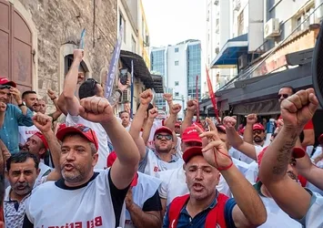 İzmir'de belediyenin işten çıkardığı işçilerin eylemi sürüyor