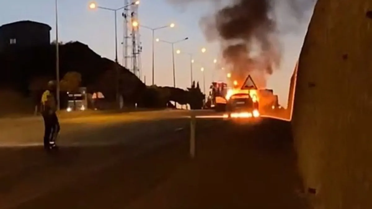 Elazığ'da seyir halindeki araç alev alev yandı