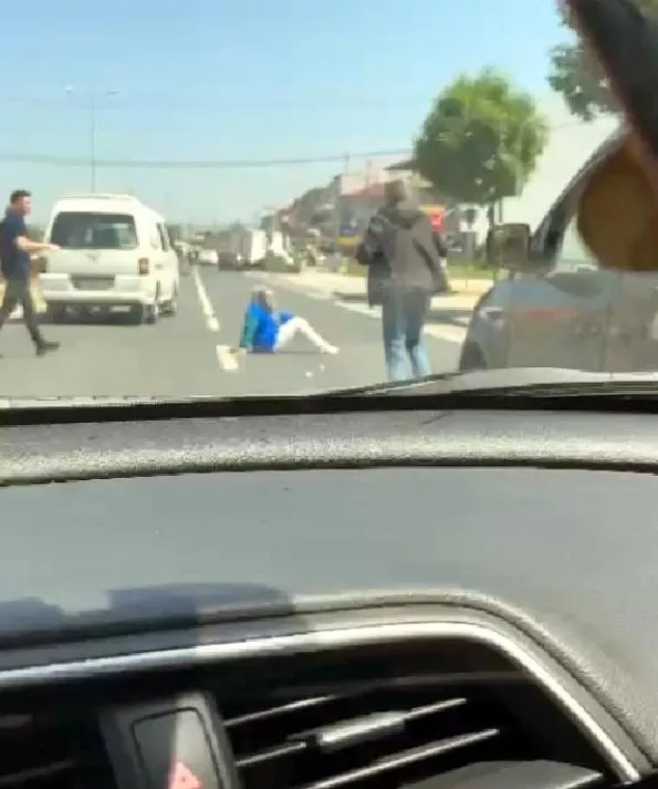 1686995170447.jpg Düzce’de dehşete düşüren olay! Trafikte otomobilin kapısını açıp kendini yola attı - 2