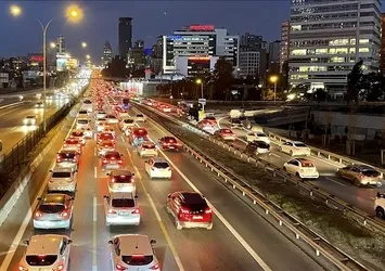 İstanbul'da trafik kilit! Yoğunluk yüzde 74'e kadar çıktı