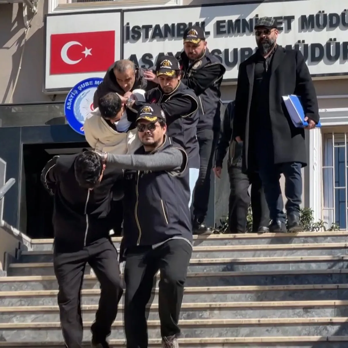 Kadıköy’de 1 milyon liralık soygun: Yaşlı kadın ve bakıcısını bağlayıp kasayı boşalttılar