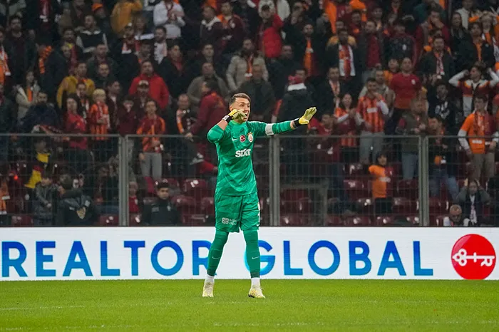 1712082717913.jpg Galatasaray'da kaptan Fernando Muslera 500.maçına çıktı! Hatayspor maçı öncesi Başkan Özbek'ten plaket... - 4