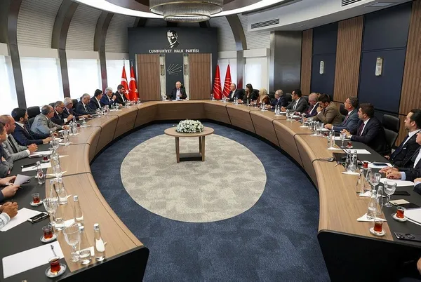1693641625132.jpeg Yenilginin faturasını kendisi hariç herkese kesti! CHP lideri Kemal Kılıçdaroğlu şimdi de ilçe başkanlarını fırçaladı: Kendi bastığımız kitapçıkları bile okumuyorsunuz - 3