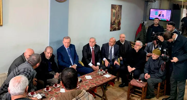 Başkan Erdoğan'dan Fatih'te esnaf ziyareti! Çay içip sohbet ettiler