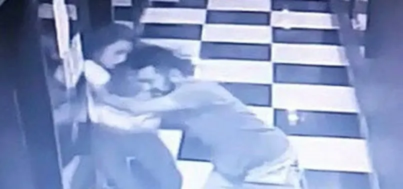 Arkadaşı itince asansör boşluğuna düştü! Yaşam savaşı veriyor...
