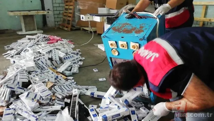 Ütü masalarının içinden binlerce paket kaçak sigara çıktı