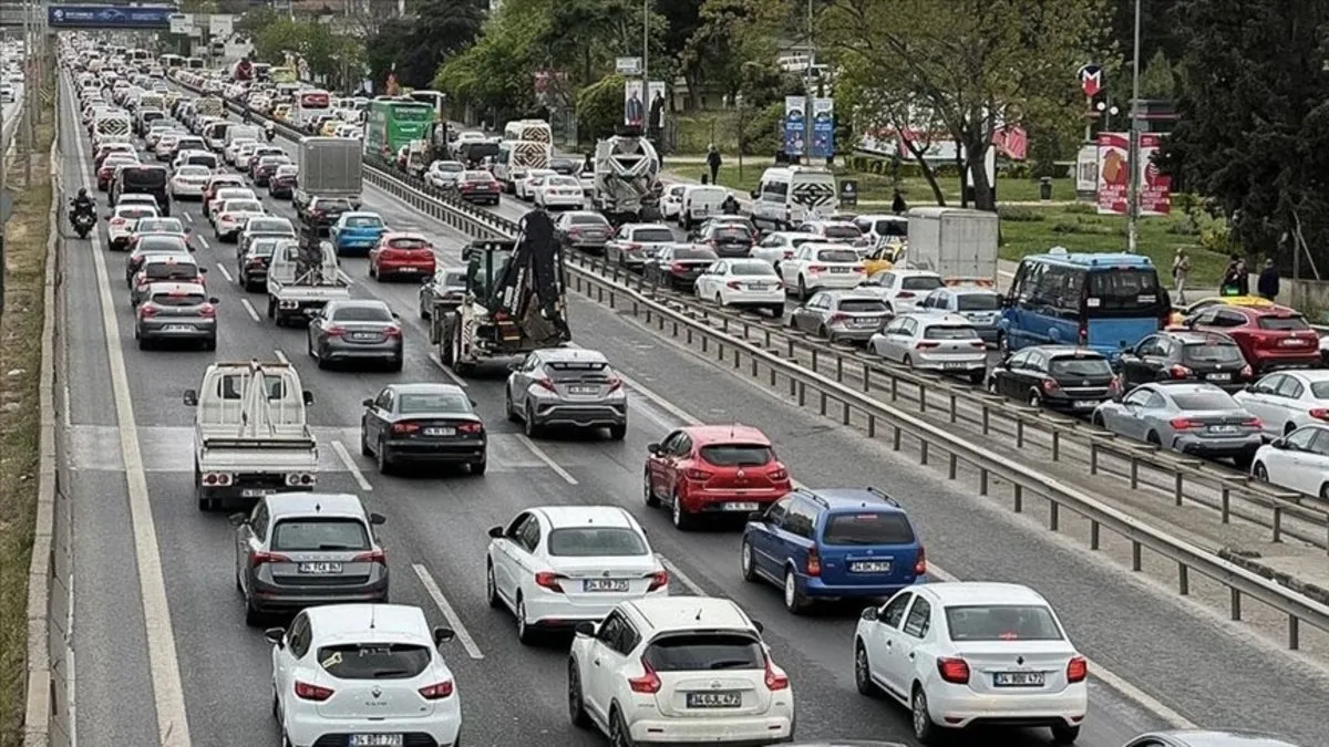 İstanbul'da deprem sonrası trafik kilit!