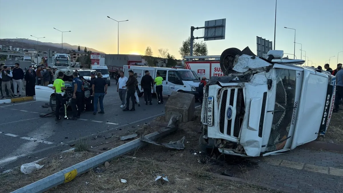 Sivas-Erzincan karayolunda can pazarı! İşçi minibüsü ile otomobil çarpıştı: 15 yaralı