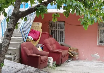 Balkondan düşen çocuğu koltuk kurtardı