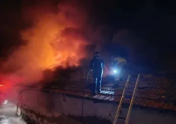 Bursa'da yangın paniği! 4 dükkan alevlere teslim oldu
