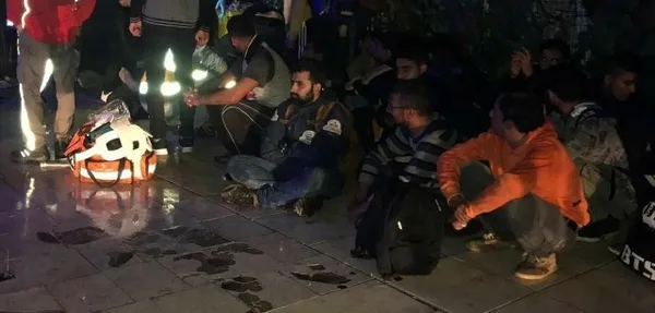 Göçmenleri taşıyan TIR kaza yaptı, kaçmak isteyen şoför yolcuları yola savurdu - 1