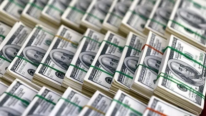 1785310089928.jpeg İfadeye göre, ilk ödeme yaklaşık 300 bin dolar çikolata kutusuna konularak belediye otoparkında teslim edildi. (AA)