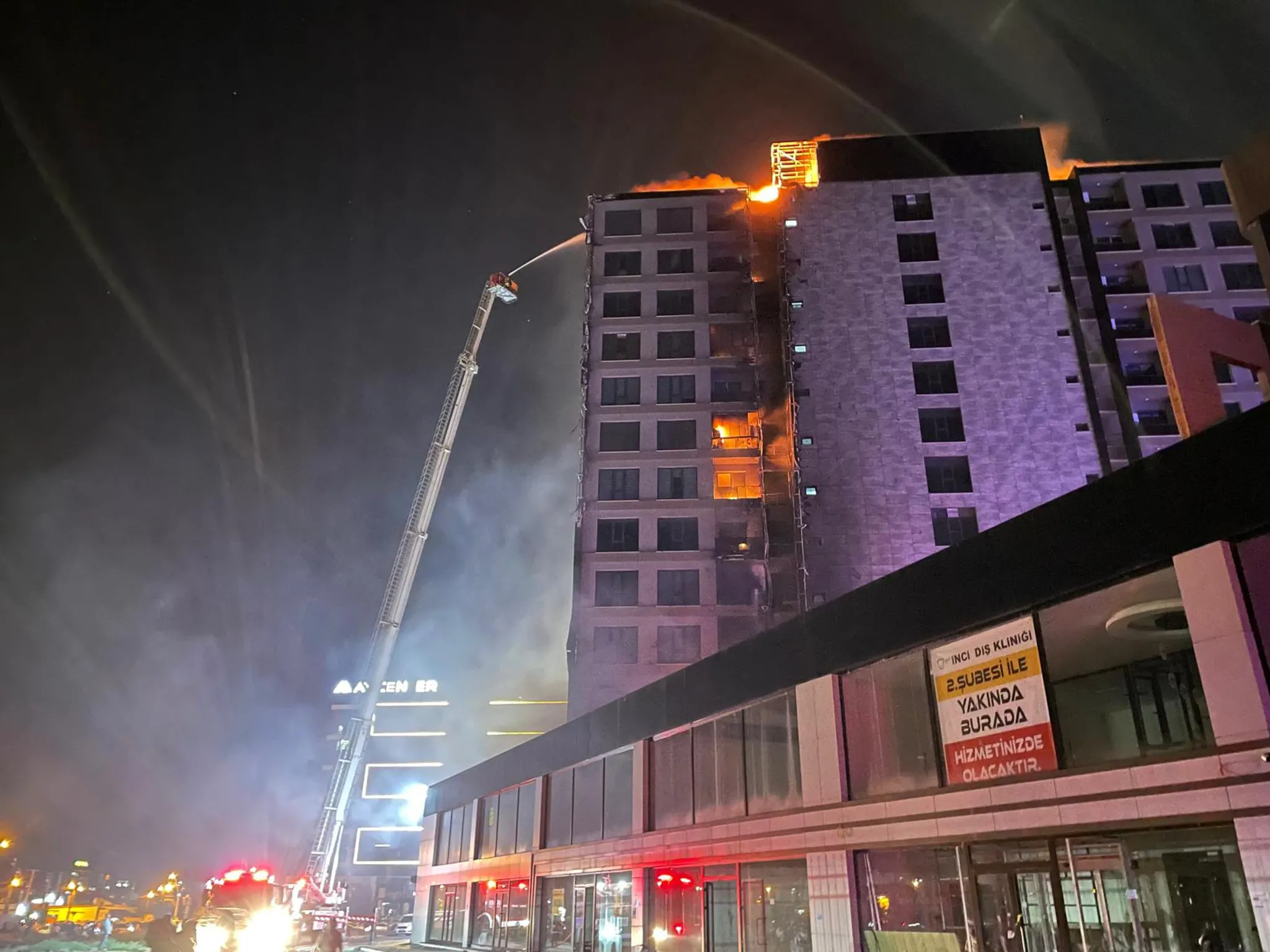 Diyarbakır’da plazada yangın! 3’ü itfaiye eri 5 kişi dumandan etkilendi