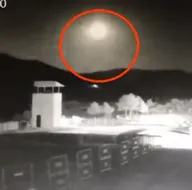 Balkonda otururken bir ışık gördü! Gökten başına servet yağdı