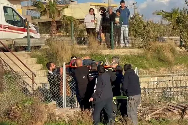 Deniz manzarası izlerken 7 metreden kayalıklara çakıldı - 1