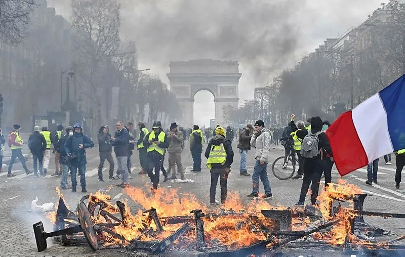 Fransa'da sarı yelekliler yeniden sokaklarda
