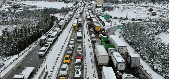 Kar ulaşımı aksattı! Şekerpınar’da kilometrelerce araç kuyruğu oluştu
