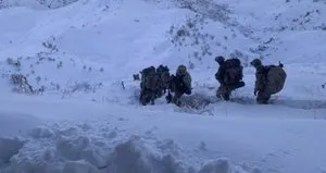 Mehmetçik zorlu kış şartlarına rağmen PKK’ya göz açtırmadı