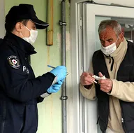 Yaşlı ve hastalara polislerden özel hizmet! Kapı kapı dolaşıp yardım ediyorlar