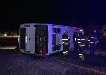 Cenazeye gidenleri taşıyan midibüs devrildi: 1 ölü 23 yaralı