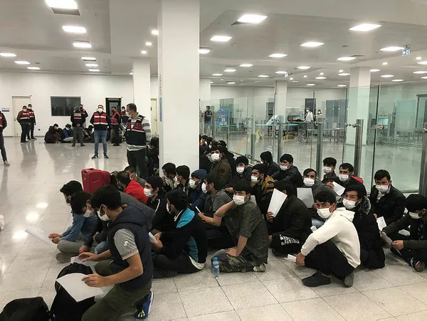 1651871303398.jpg 121 Afganistan uyruklu göçmen sınır dışı edilmek üzere İstanbul Havalimanında! - 4