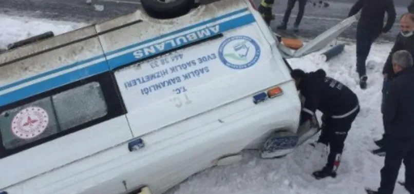 Van'da içinde hasta bulunan ambulans yan devrildi: 5 yaralı