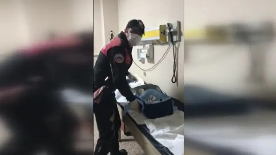 İstanbul Fatih’te büyük vicdansızlık! Surların dibine bırakılan bebeğe polis şefkati