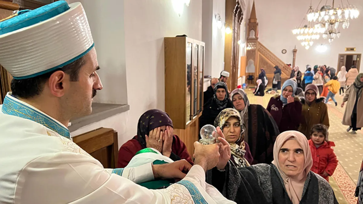 Sakal-ı Şerif'i görmek isteyenlerden yoğun ilgi! Kars'ta ziyarete açıldı