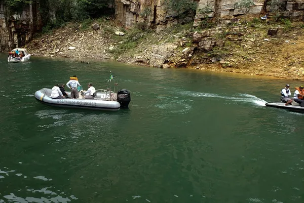 Brezilya’da teknelerin üzerine kaya düştü! Ölüler var